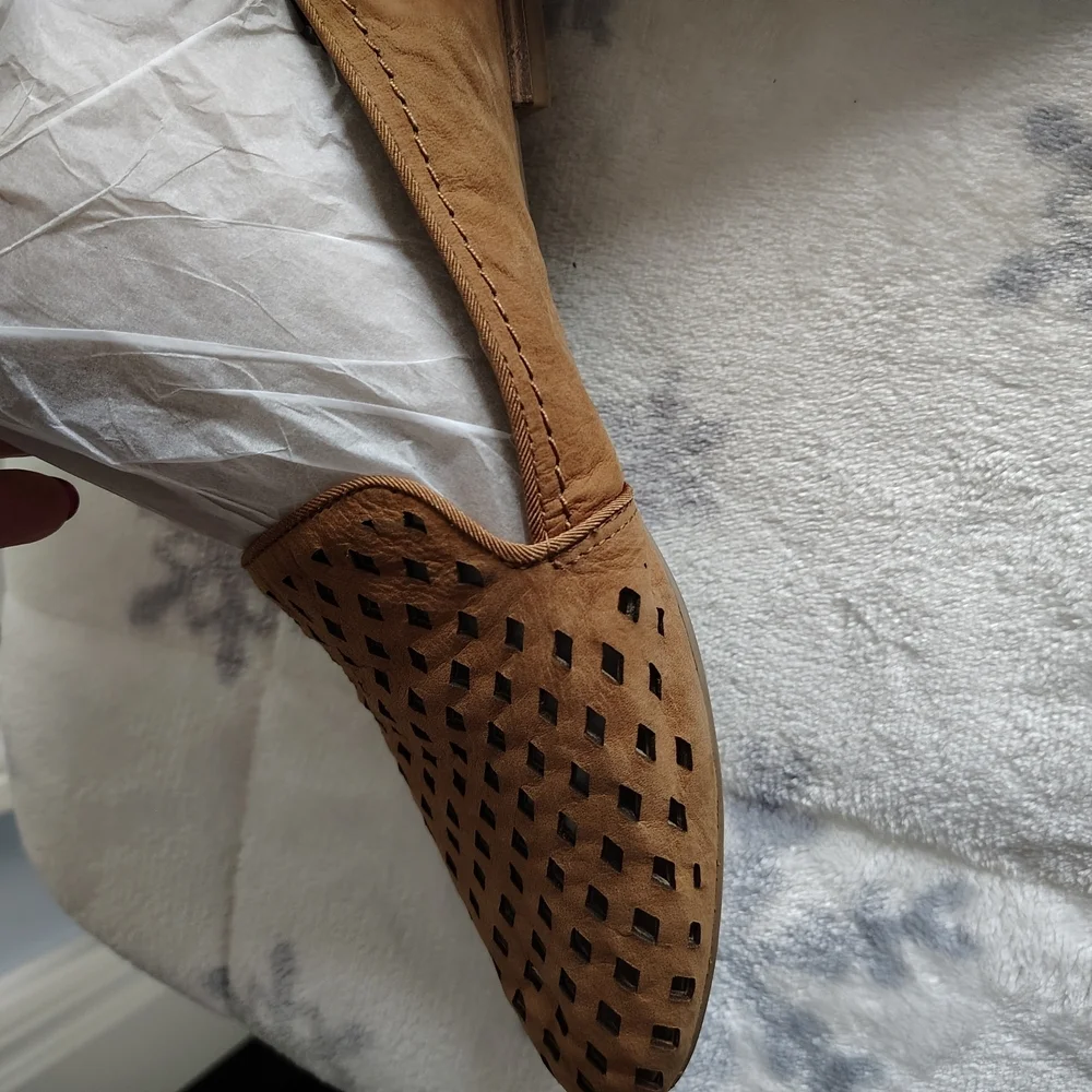 Franco Sarto Zerbino Tan Loafers with laser Cut Detail 9.5 - Picture 8 of 8